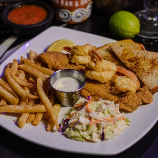 Filete y Camarones Empanizados.